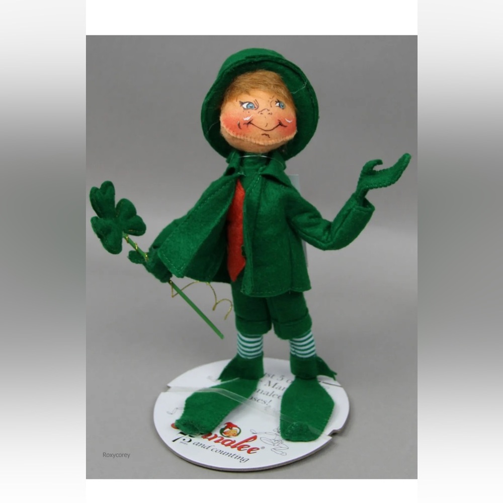 NWT Annalee 12" St Patrick’s Day Leprechaun with Shamrock - Picture 2 of 3